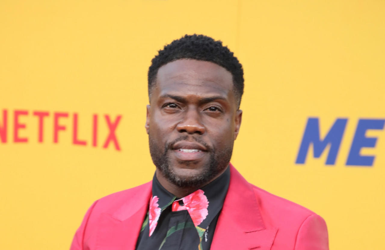 Kevin Hart fought back tears as he accepted the Mark Twain Prize
