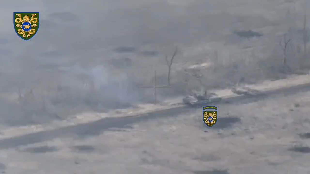 🎯 Ukrainian tank of the 🗡 53rd Mechanized Brigade destroyed 3 (!) enemy