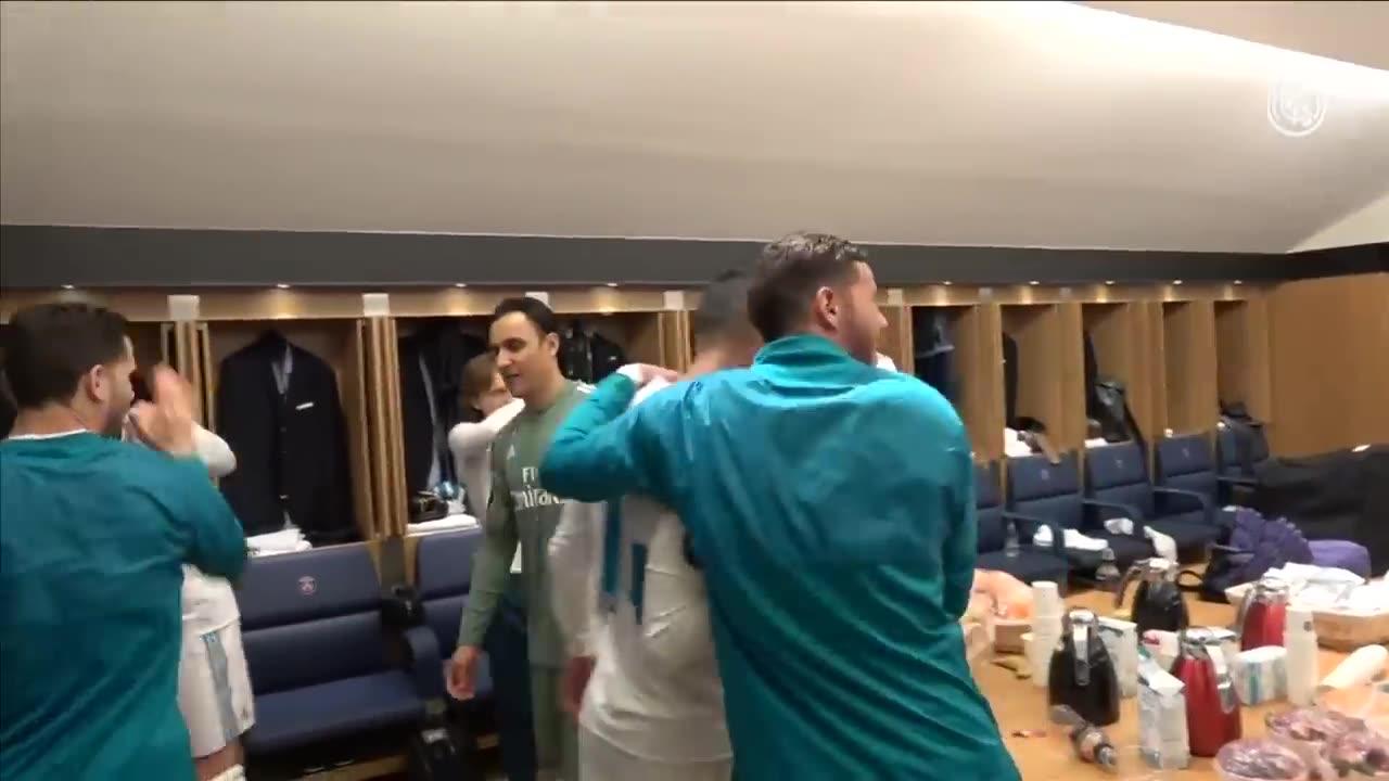 PSG 1-2 Real Madrid RONALDO & HIS TEAMMATES IN THE DRESSING ROOM Celebrations