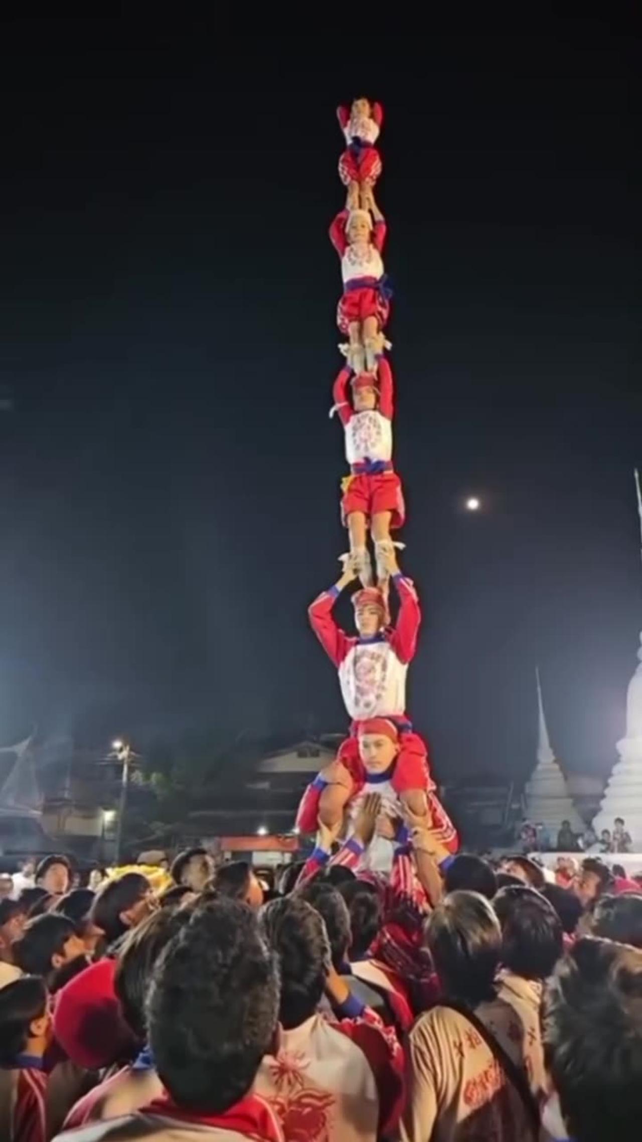 Awesome Thailand Acrobats 😍