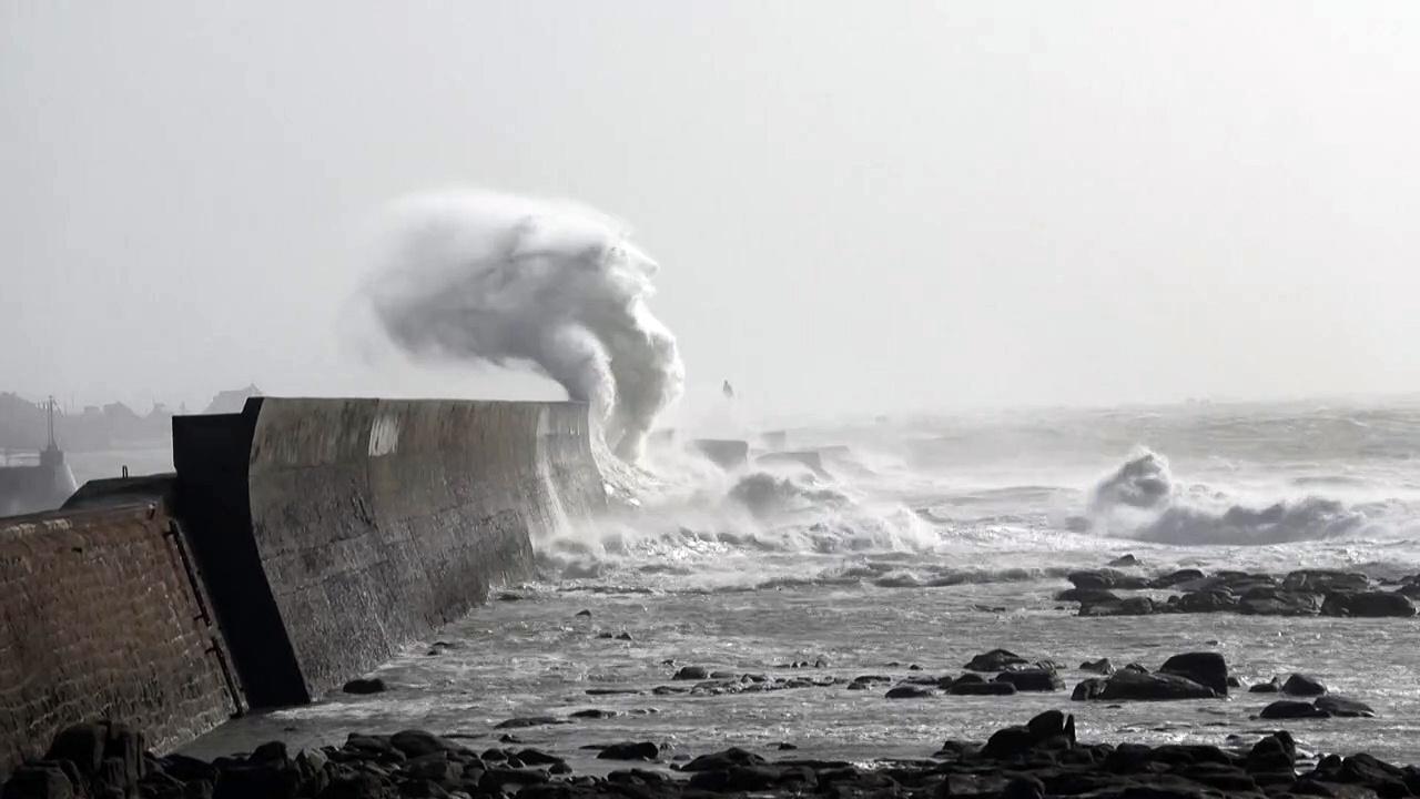 Storm Nelson: high waves sweep over Brittany coast