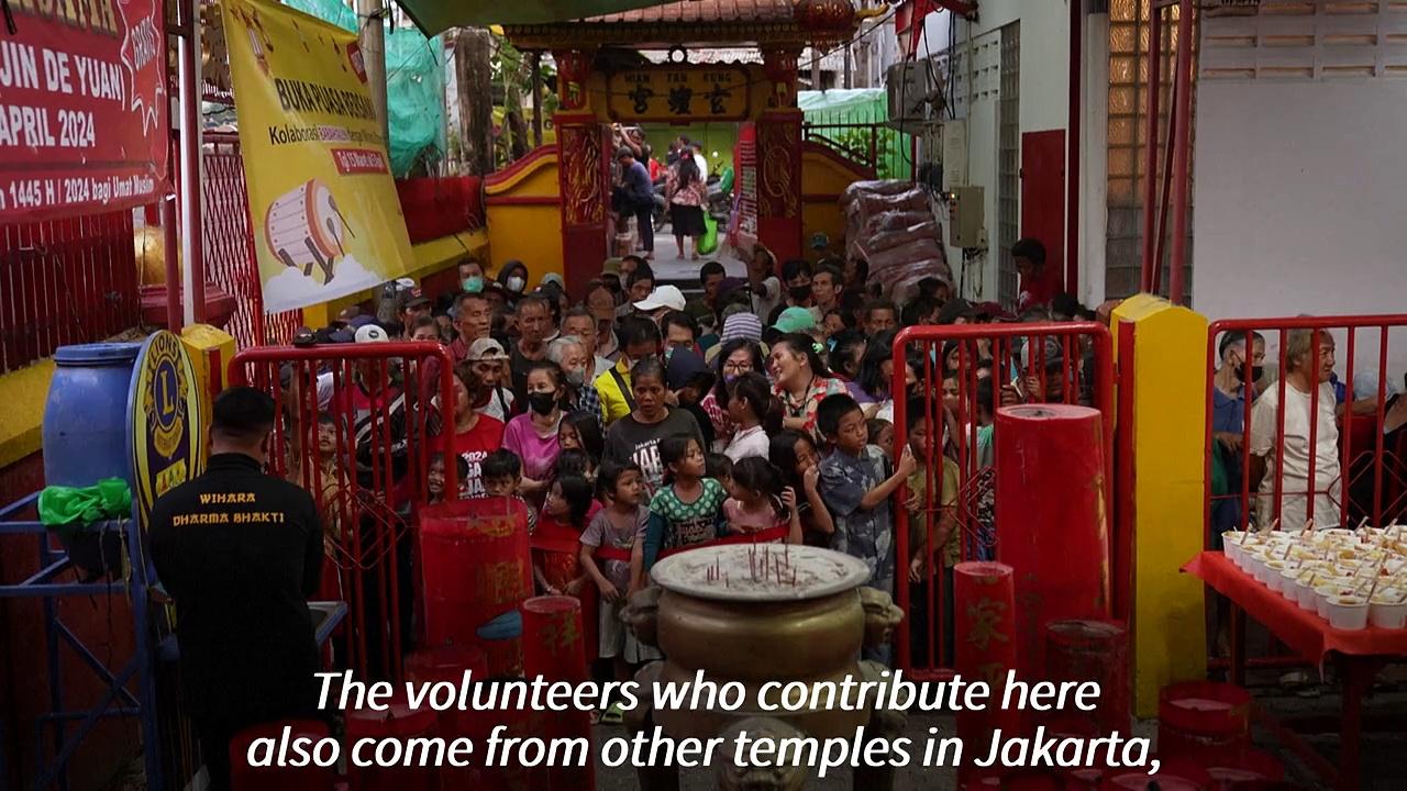 Indonesian Muslims flock to Buddhist temple to break Ramadan fast