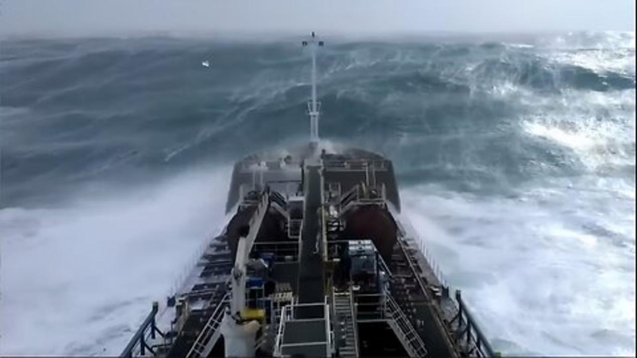 From the North Sea, the most dangerous place in the world 😨 Strong men defy the wrath of nature 🥶