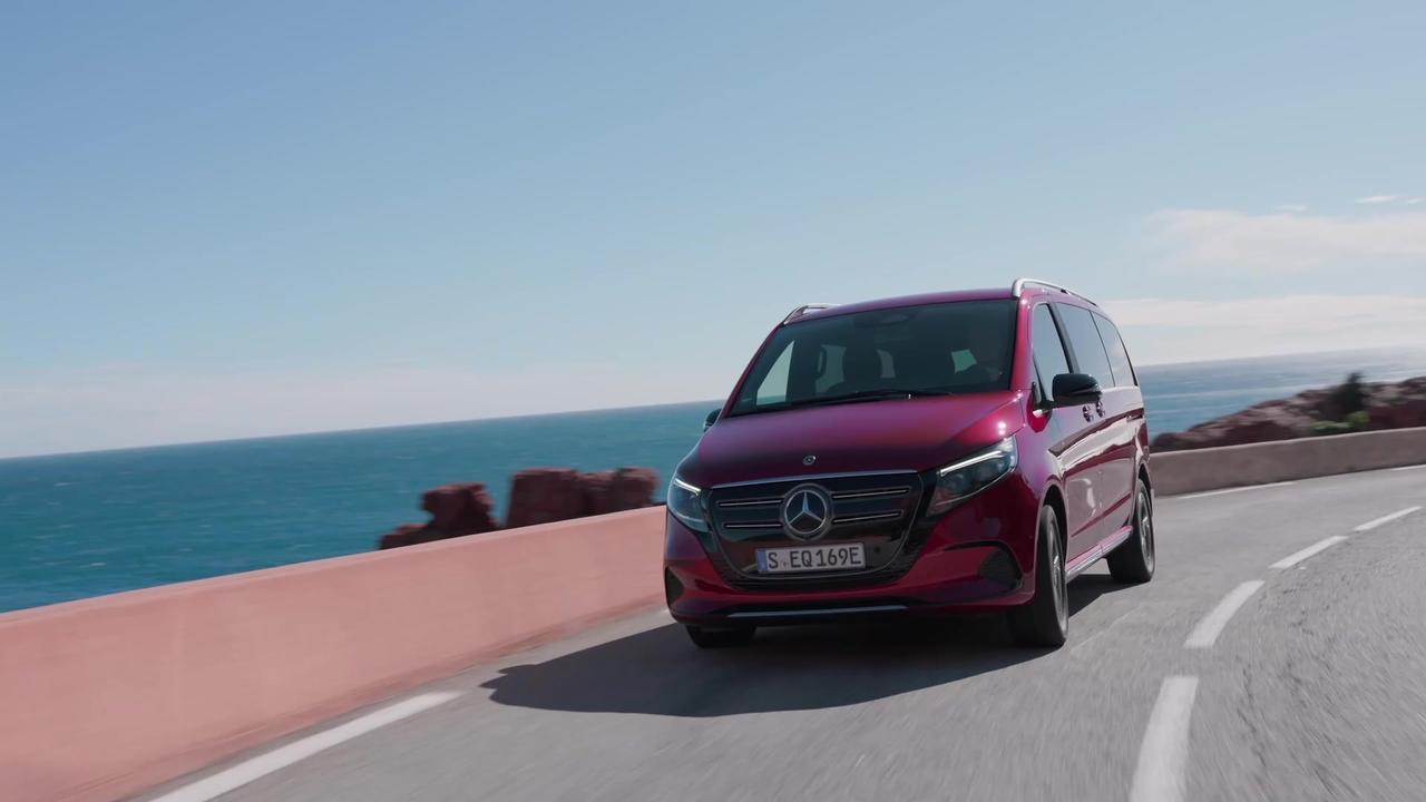 The new Mercedes-Benz EQV AVANTGARDE in Hyacinth red metallic Driving Video