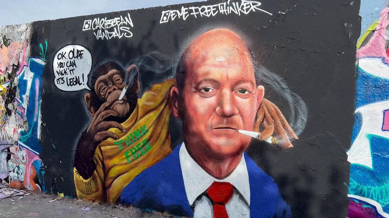 Grafitti of Scholz smoking a joint appears in Berlin after legalisation