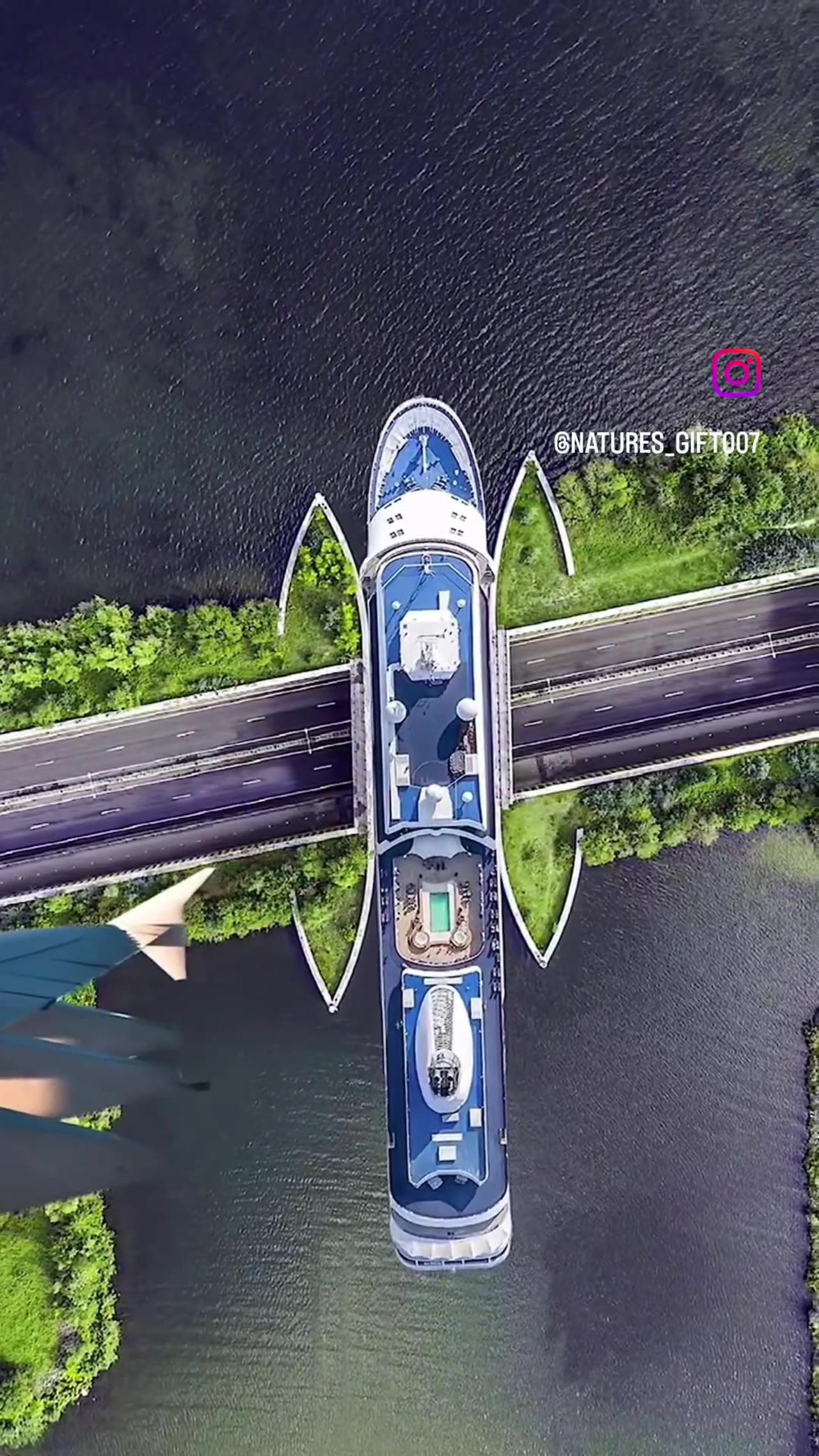 Very amazing cruise ship 🚢 how to open bridge see this