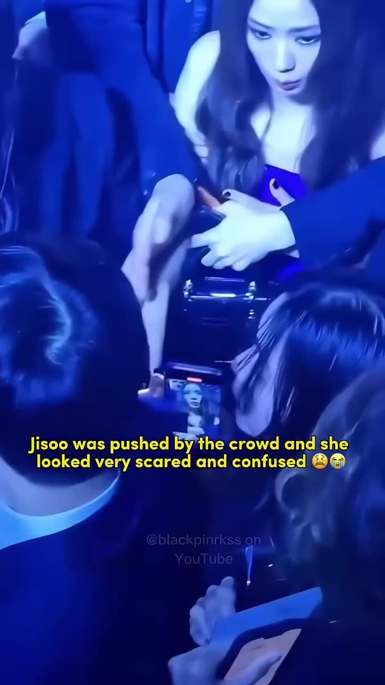 Everyone worked together to protect Jisoo from the crowd #shorts #blackpink #jisoo