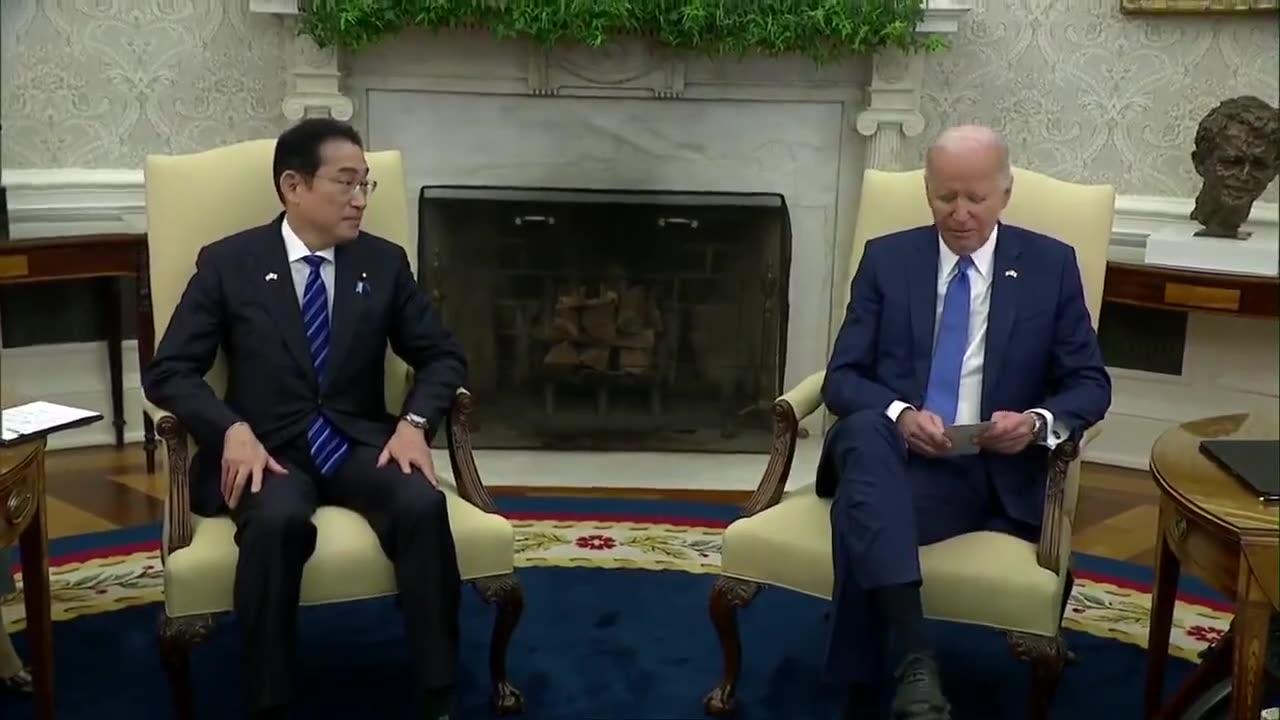 Biden Requires His Handler-Prepared Note Cards to Say ‘Welcome’ to the Japanese Prime Minister