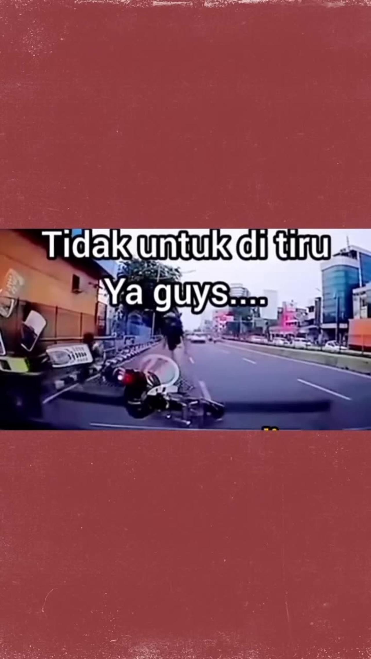 Akibat pemotor mau ke pinggir tidak beri aba aba #viral #shortvideo