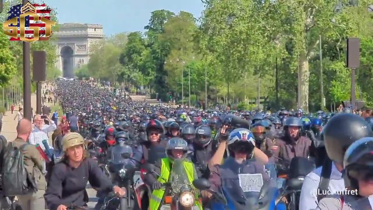 🇫🇷10,000 bikers have taken over Paris to protest against new government