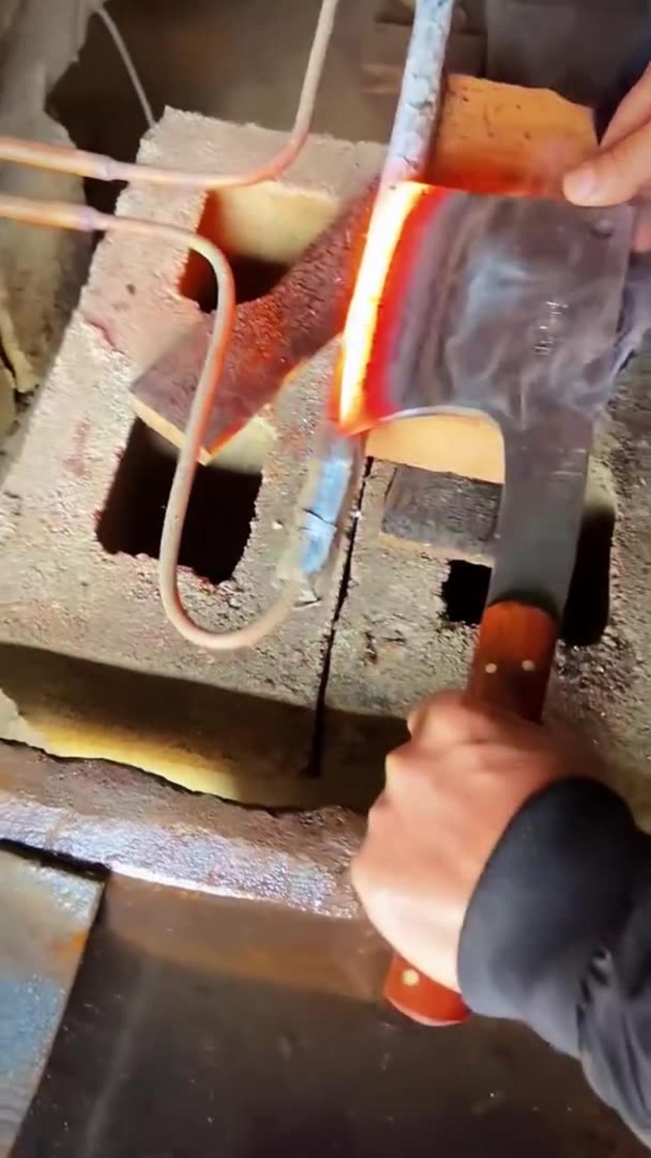 Quenching process of kitchen knife One News Page VIDEO