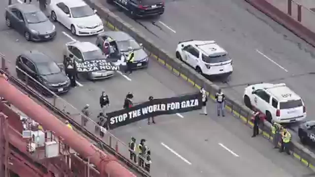 🚨Both directions of the Golden Gate Bridge have been shut down due to a Pro-Palestinian protest.