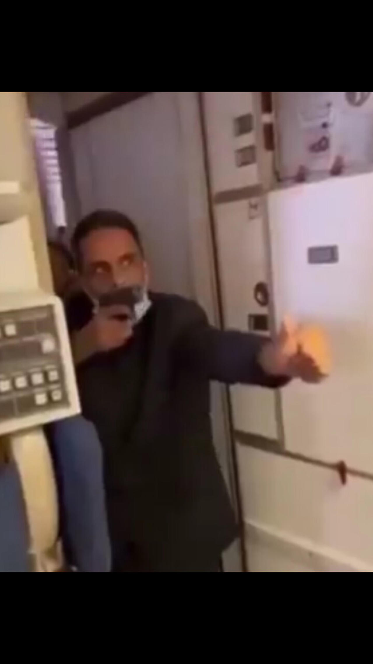 Air marshal was compelled to draw weapon after passengers attempted to enter the cockpit.