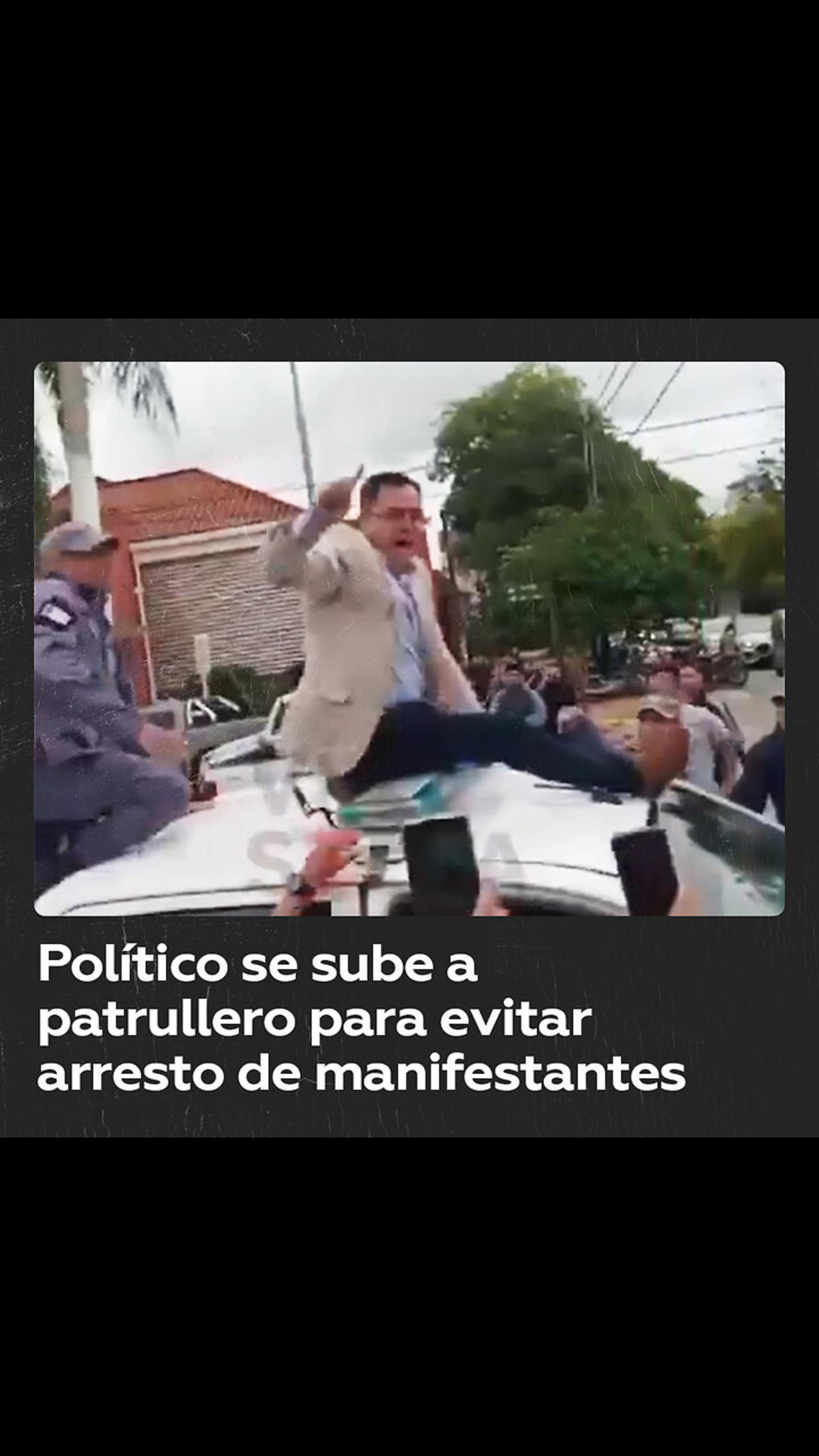 Un concejal argentino se trepa a una patrulla de policía
