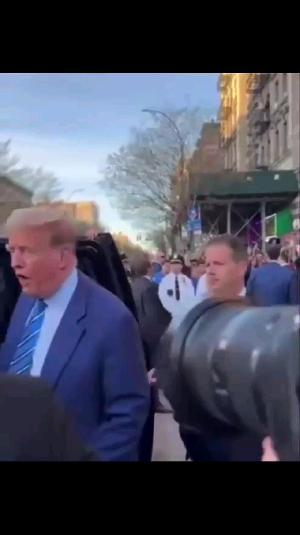 PresidentTrump stops in his tracks when he sees NYPDOfficers I love you guys! You guys are the best!