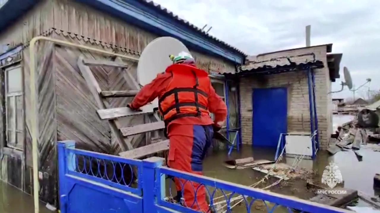 Russian villagers build homemade dam to keep out floods