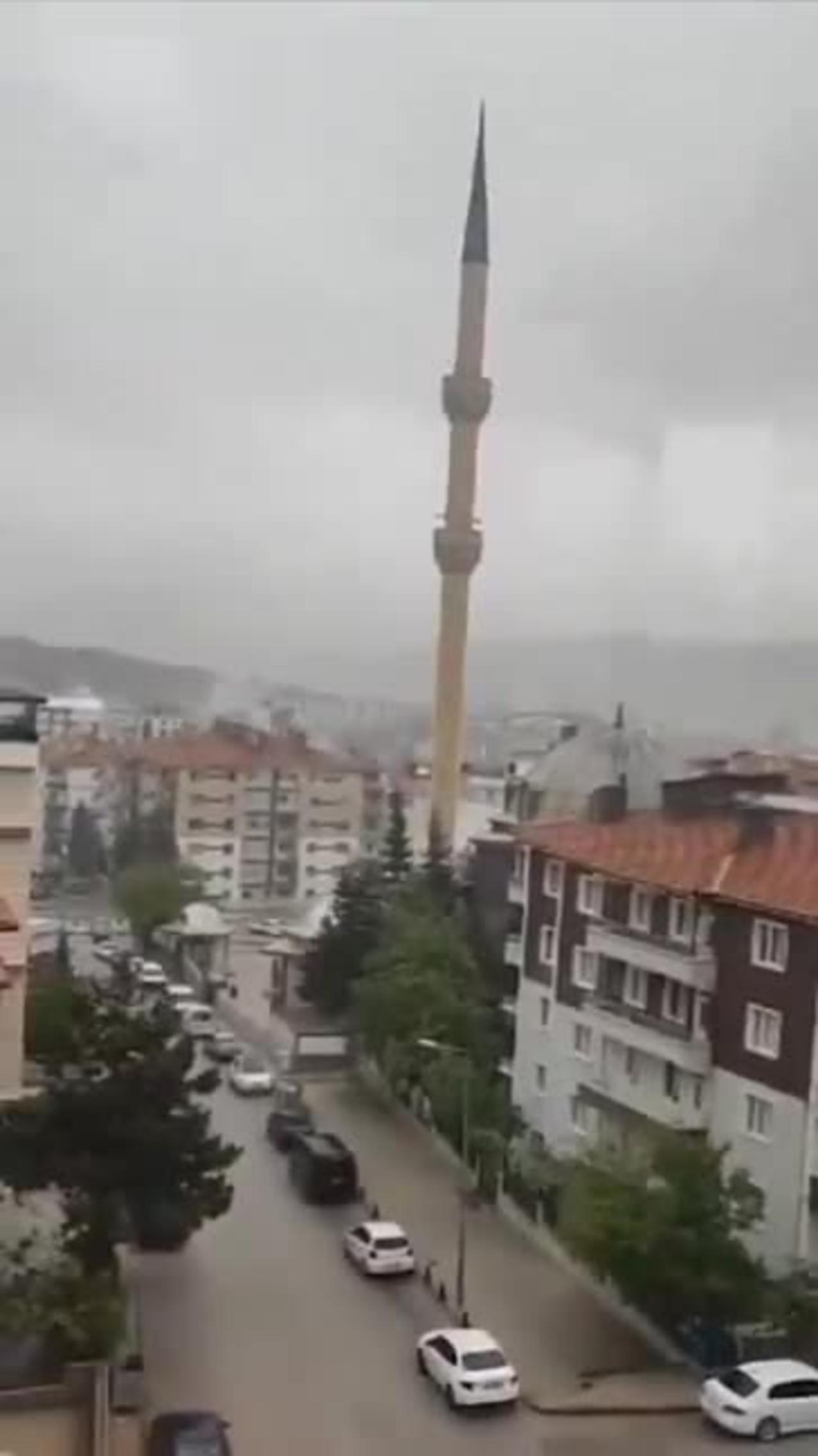 In Turkey, a strong storm, the wind demolished the minaret of a mosque in the
