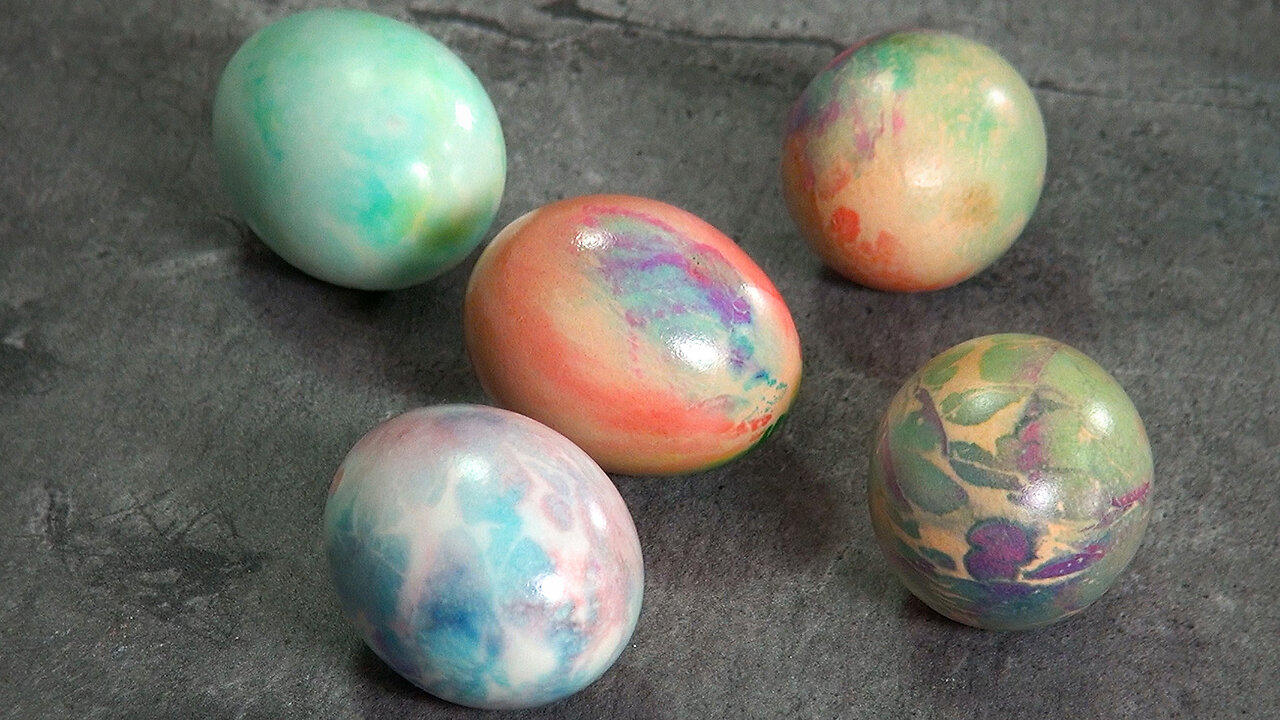 Space Easter Eggs - Dyeing eggs with pens