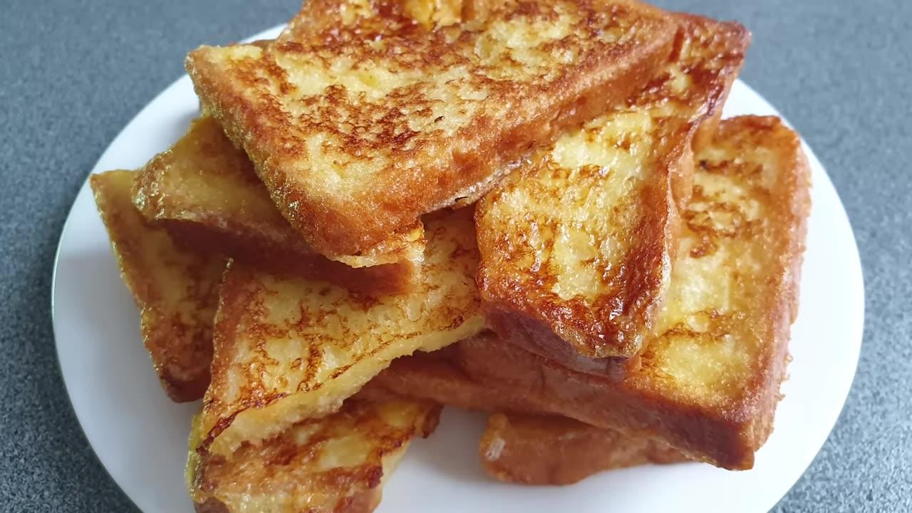 If you have toast, 2 eggs and milk at home, you can make a delicious breakfast. French toast recipe!