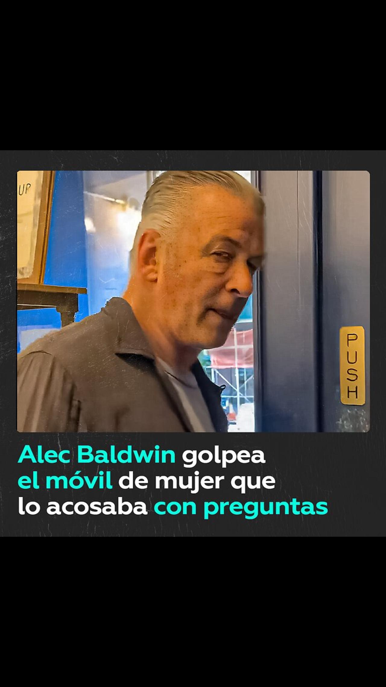 Alec Baldwin golpea el móvil de una mujer que lo atosigaba con preguntas