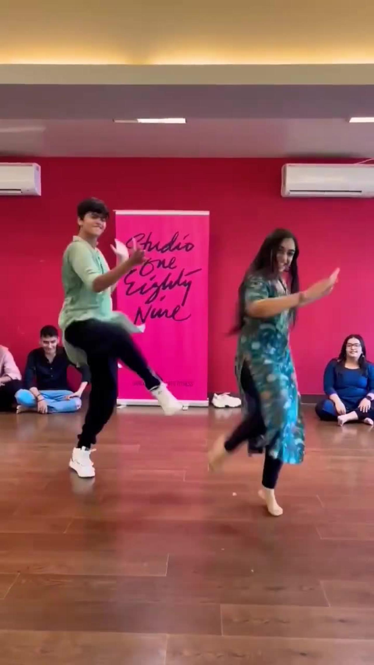 SWEET DANCE IN BOLLYWOOD MUSIC