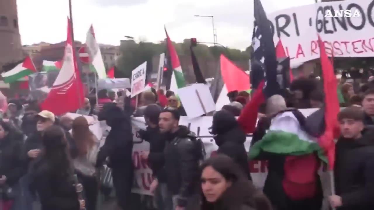 25 APRILE,Manifestazioni a Porta San Paolo a Roma,Tensione e scontri tra gruppi pro Palestina e comunità ebraica della brigata 