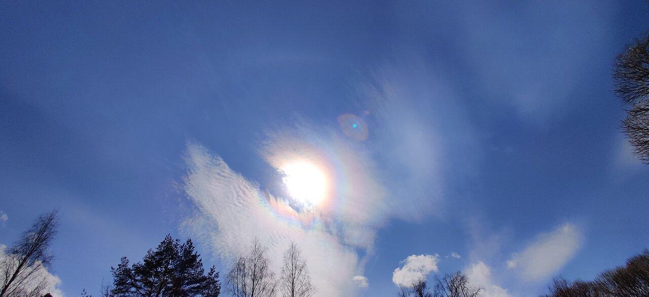 27.4.2024: Halo color, weird clouds.. sun halo?