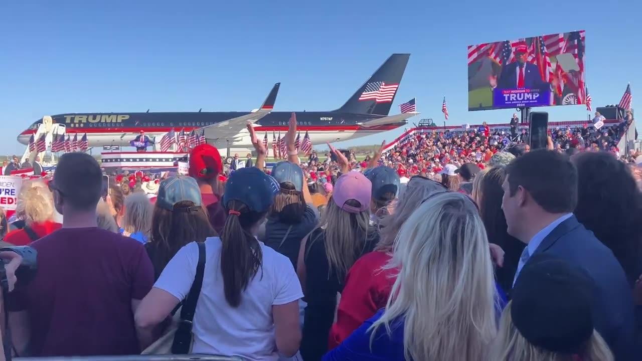 Thousands of Trump supporters line up outside Michigan rally