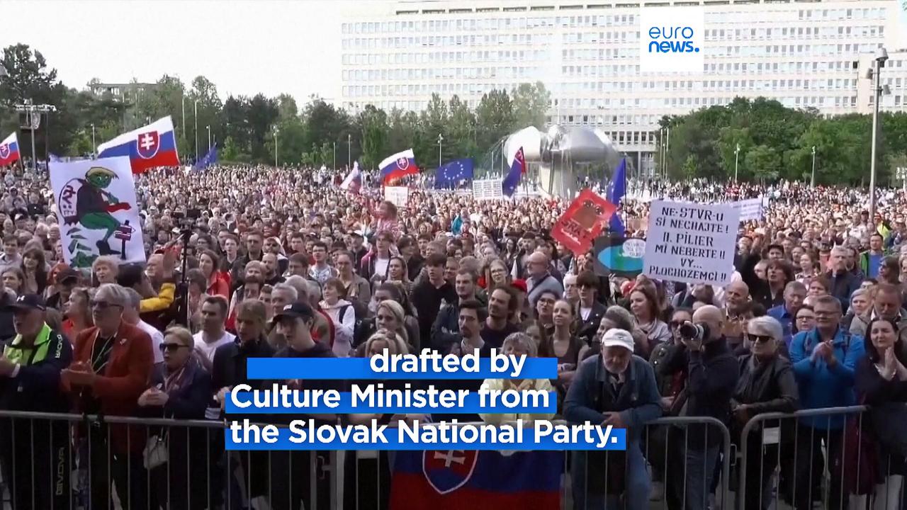 Thousands rally in Slovakia to protestoverhaul of public broadcasting