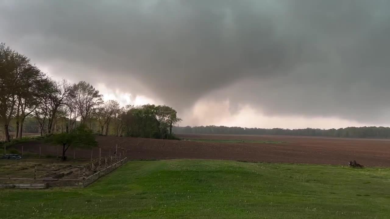 Massive tornado spotted near Colon, Michigan