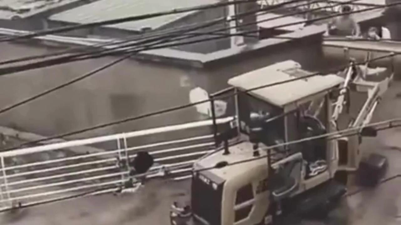 Heroic Rescue: Bulldozer Saves Family in Flood 🚜💪😎👍👏