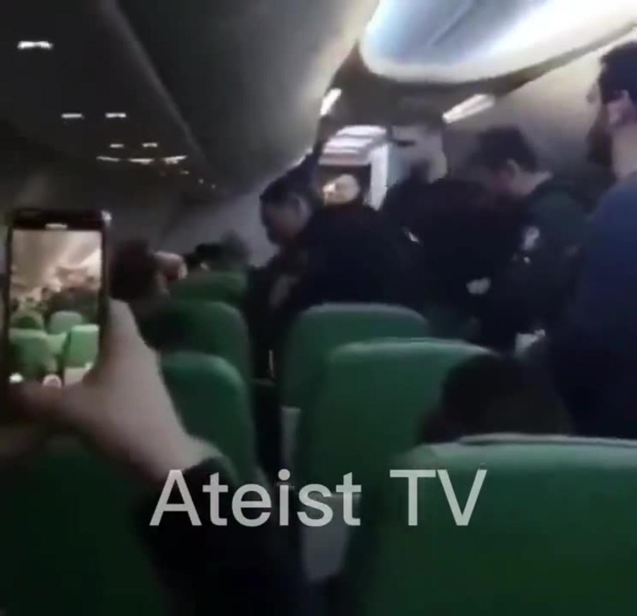 Muslim Arrested After Fake Praying In Front Of Pilot Door
