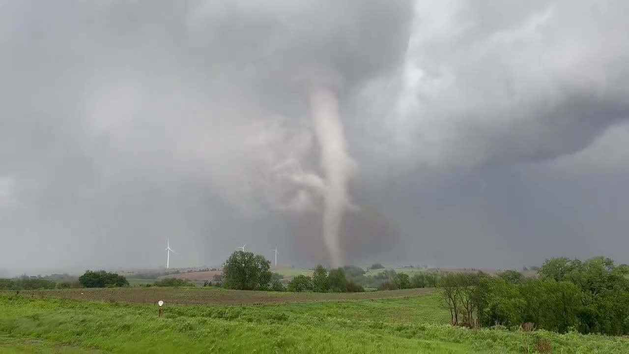Large Tornado south of Massena, IA 5-21-2024 - One News Page VIDEO