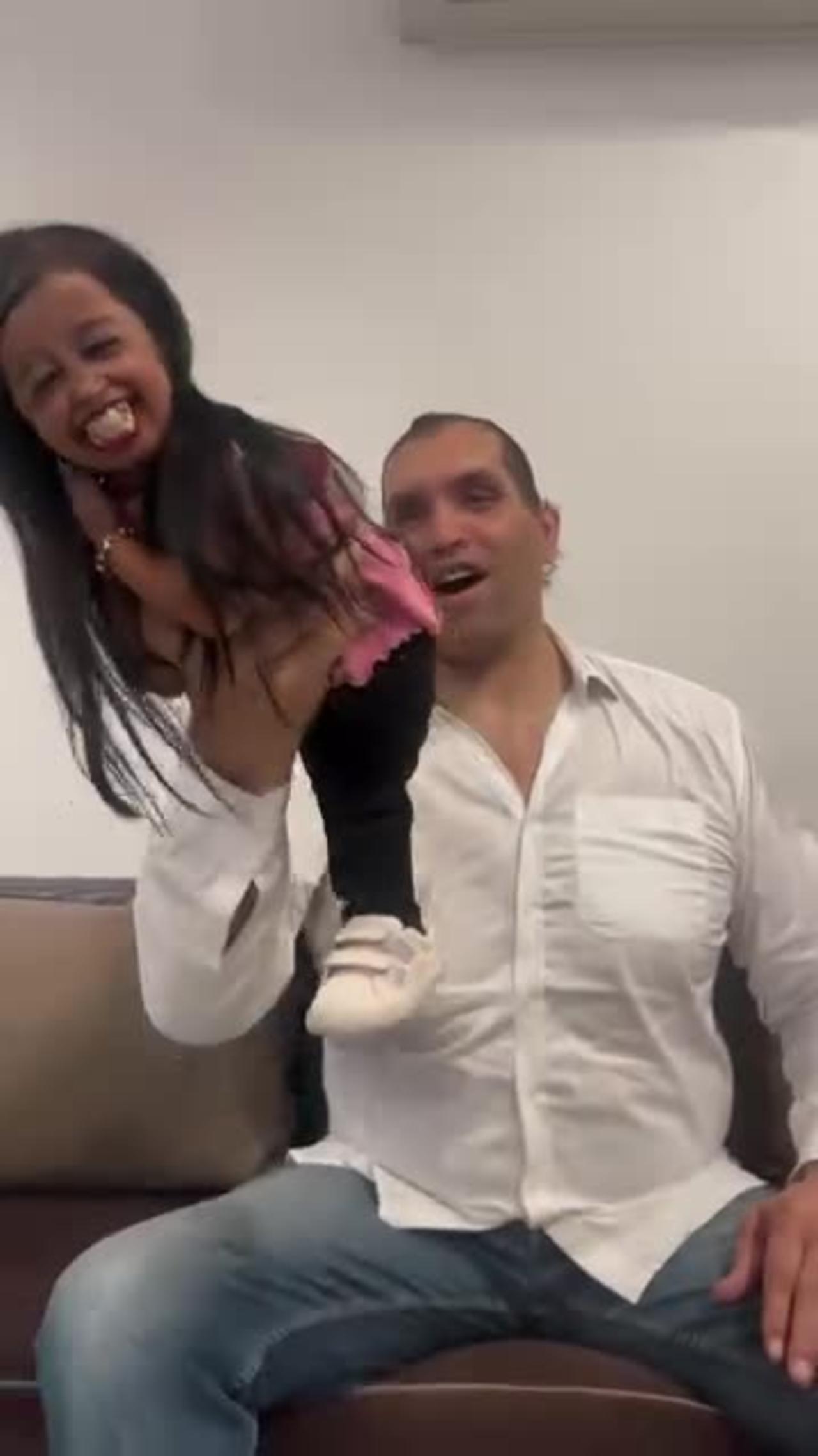 The great Khali with smole girl fight