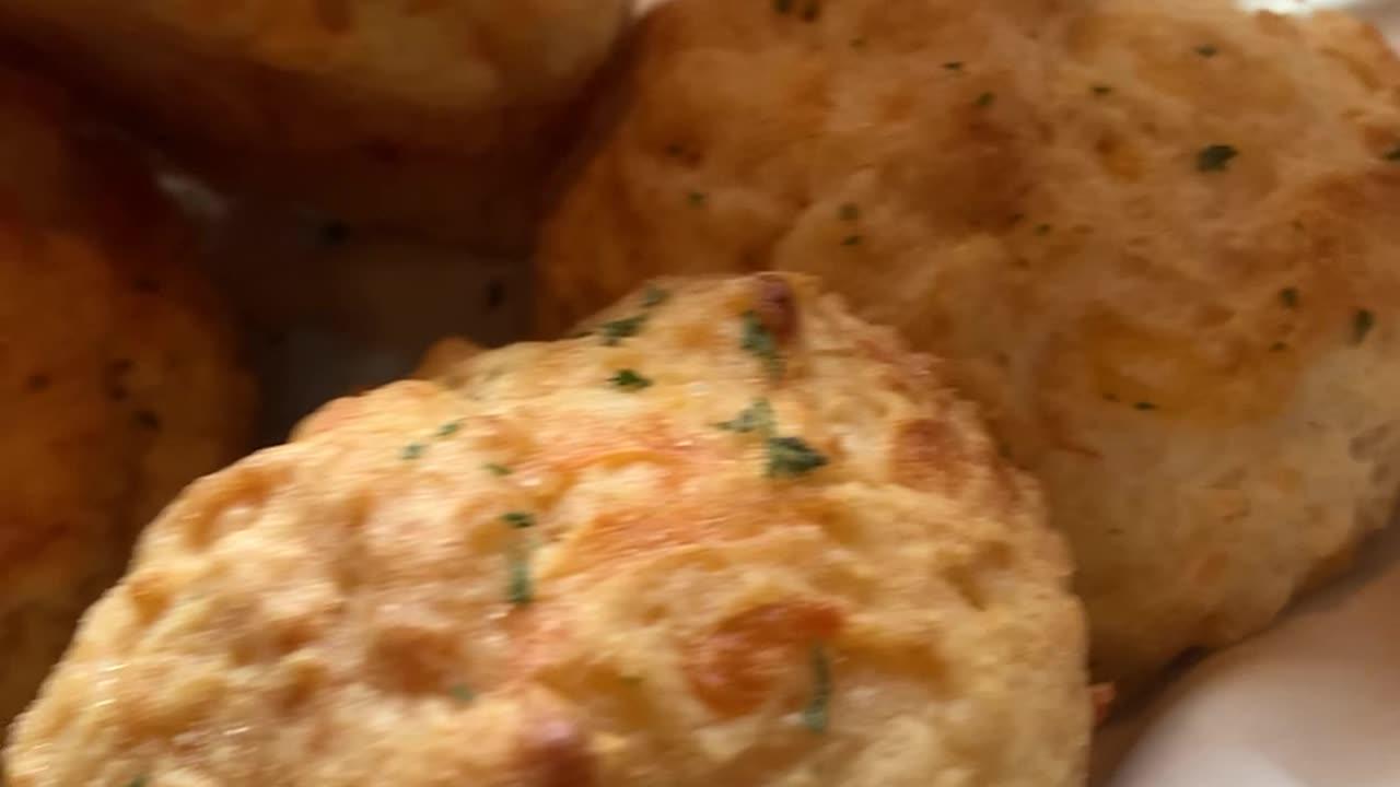 Eating Red lobster Cheddar Bay Biscuits For The First Time!