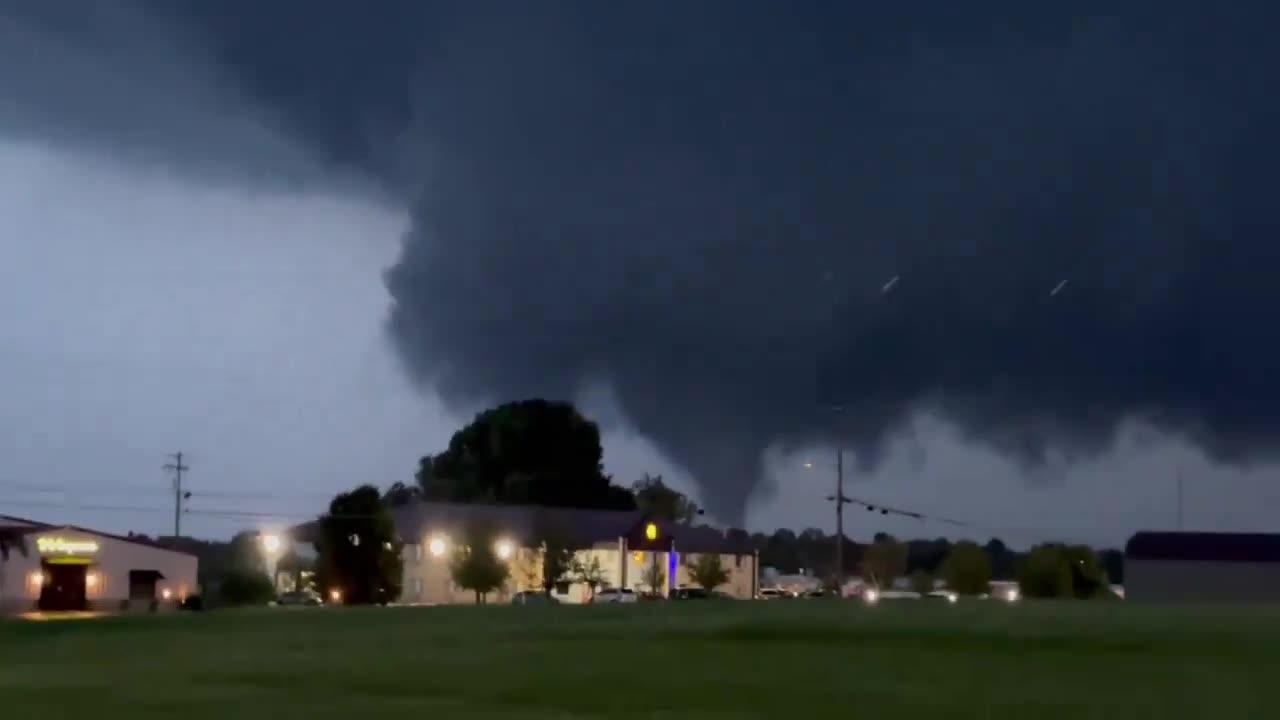 HAPPENING NOW: Confirmed Tornado in Eddyville, - One News Page VIDEO