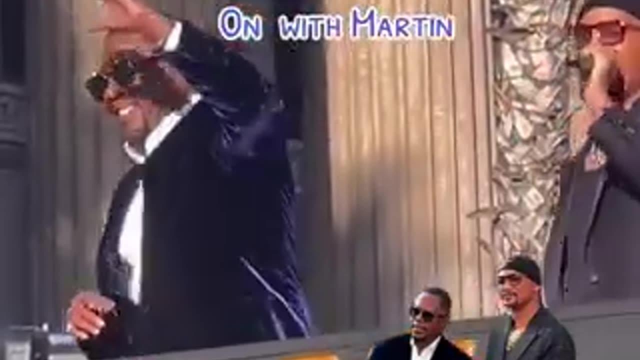 Martin Lawrence fans are worried about him after this video of Will Smith assisting him to the Stage
