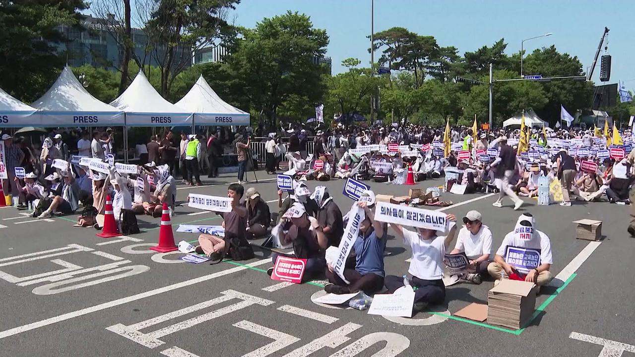 WATCH: Thousands of doctors strike in South Korea