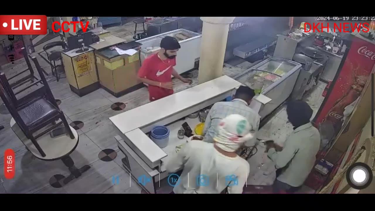 Top News👉 Robbery took place in broad daylight in a crowded market in India.  CCTV came in front.