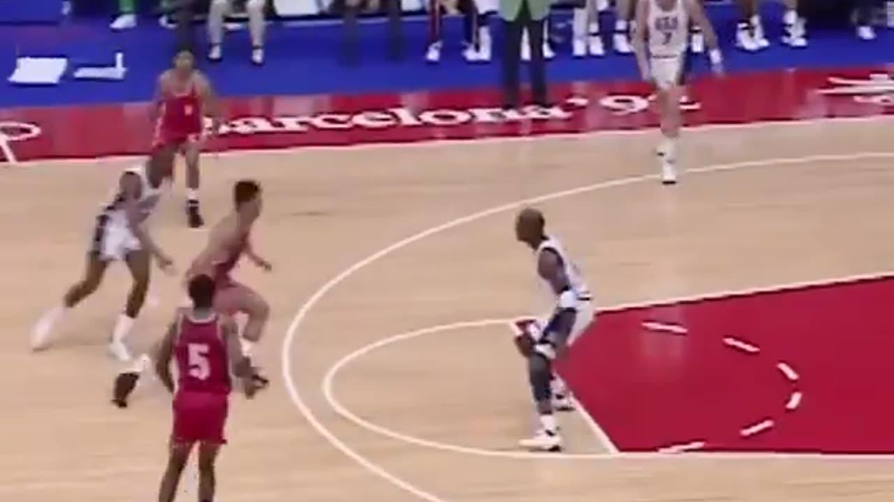 Magic Johnson throws the no look pass to Michael Jordan for the dunk! (1992)