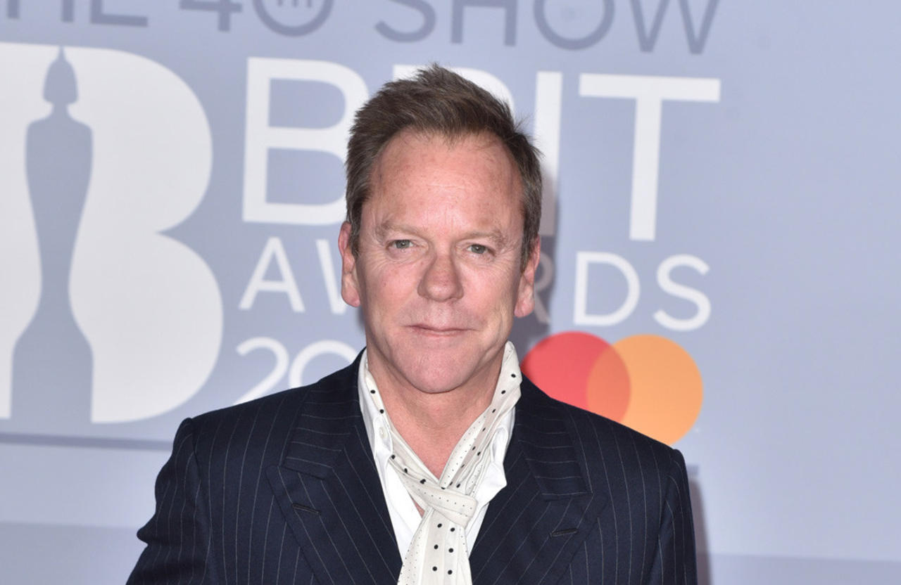 Kiefer Sutherland regrets eating a goldfish on a “dare” from Kevin Bacon