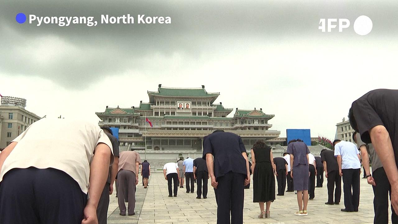 North Koreans pay tribute to Kim Il Sung 30 years after his death