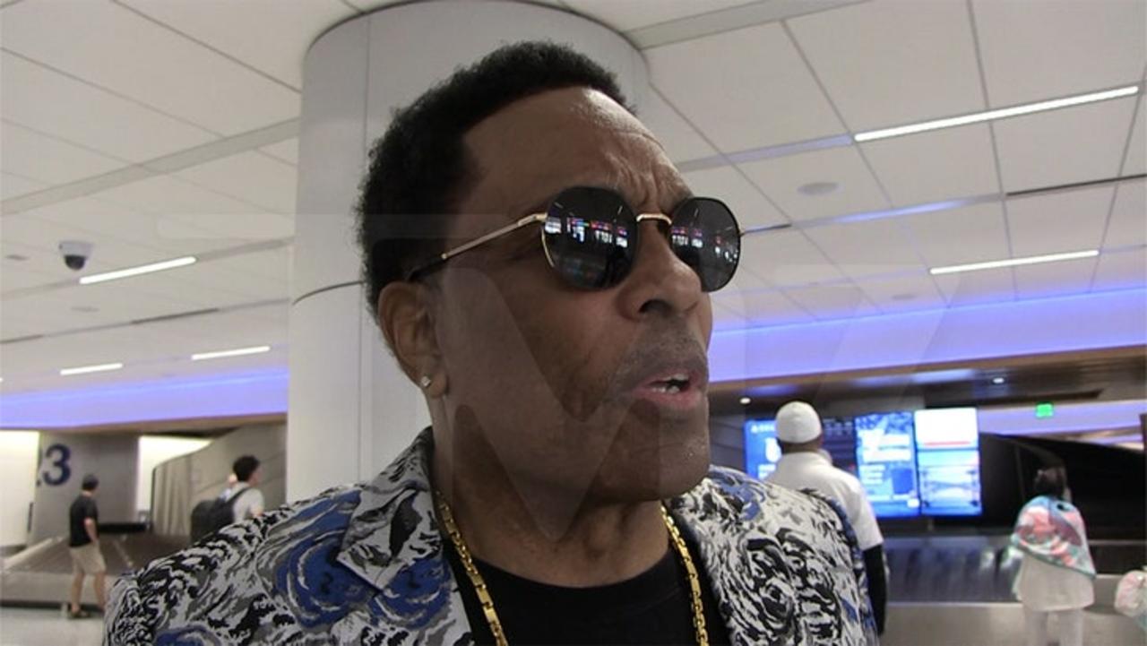 Charlie Wilson Agrees with Busta Rhymes, Fans Should Put Phones Down