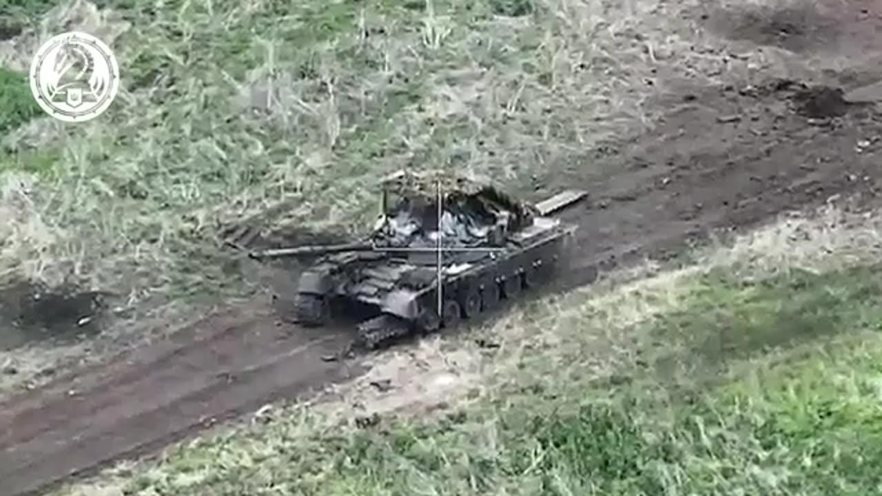 American BMP Bradley vs. Russian T-80 tank - One News Page VIDEO