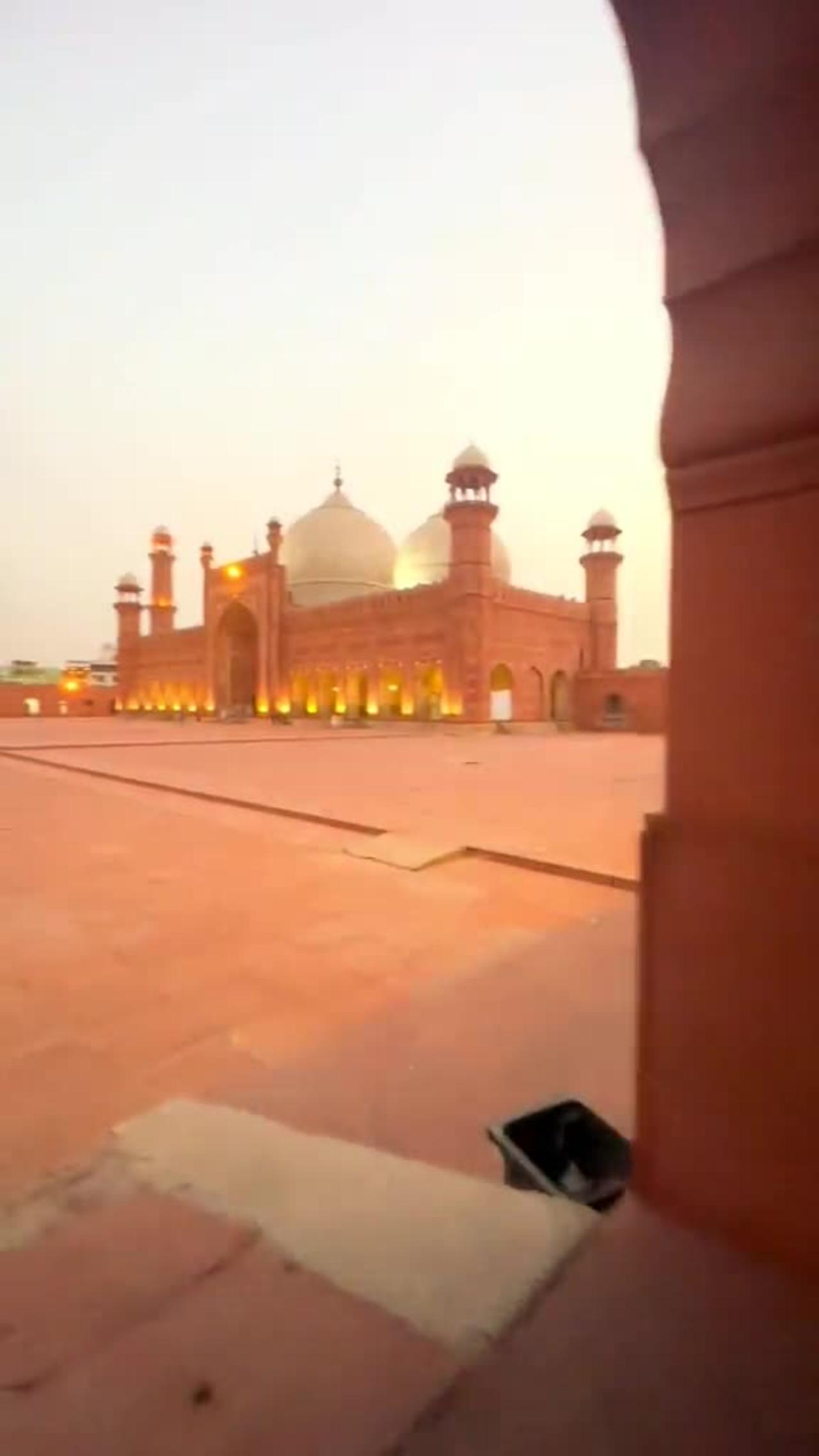 I'm showing you the beauty of Pakistan Bad Shahi masjid
