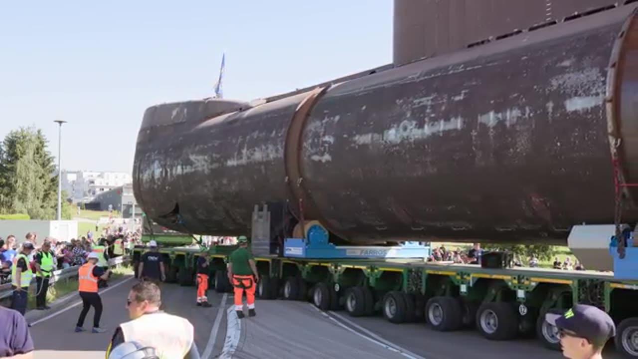 Submarine Heavy Haulage: U17 Squeezes Through Narrow Streets