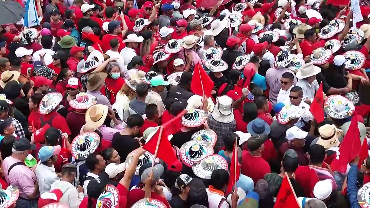 Thousands rally in support of embattled Honduras president