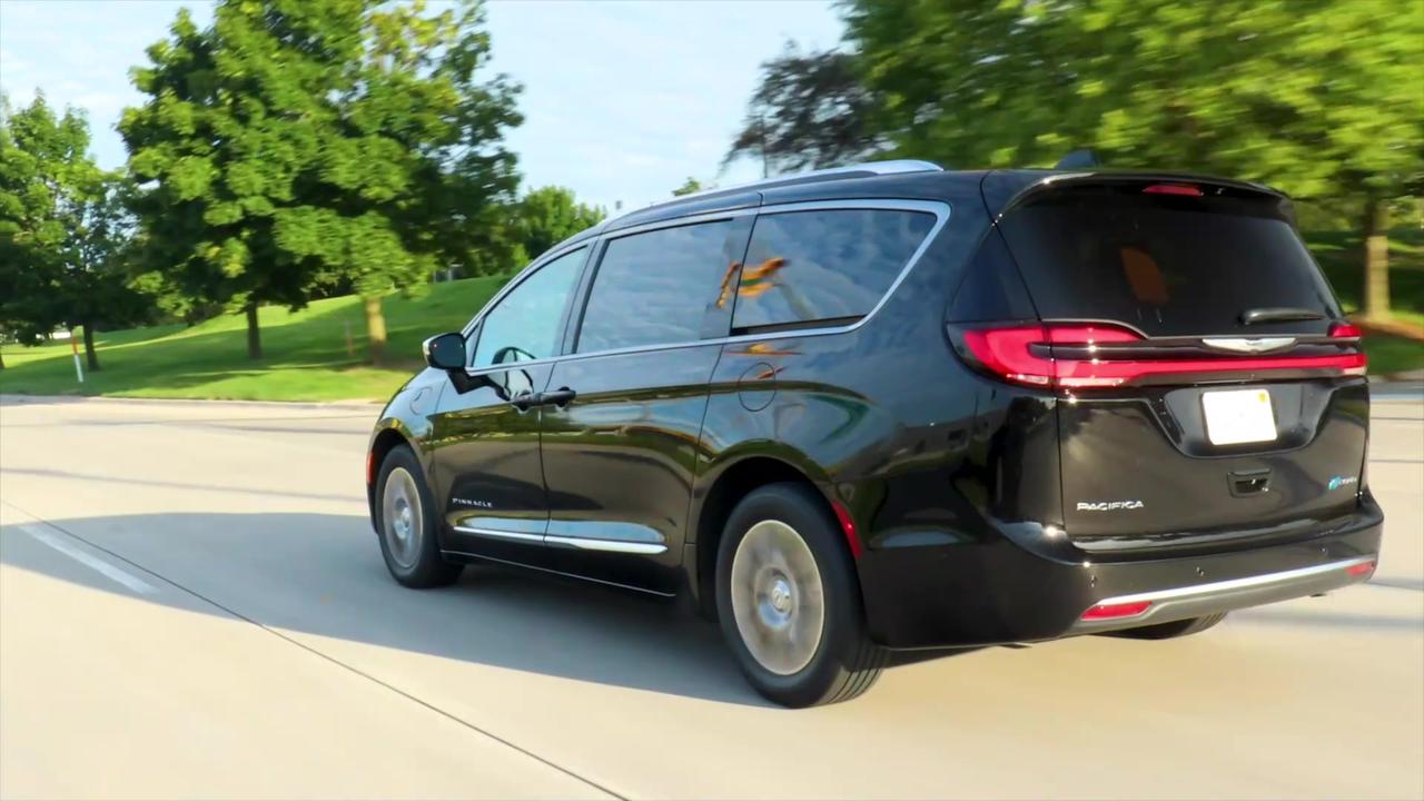 2025 Chrysler Pacifica Plug-in Hybrid Driving Video