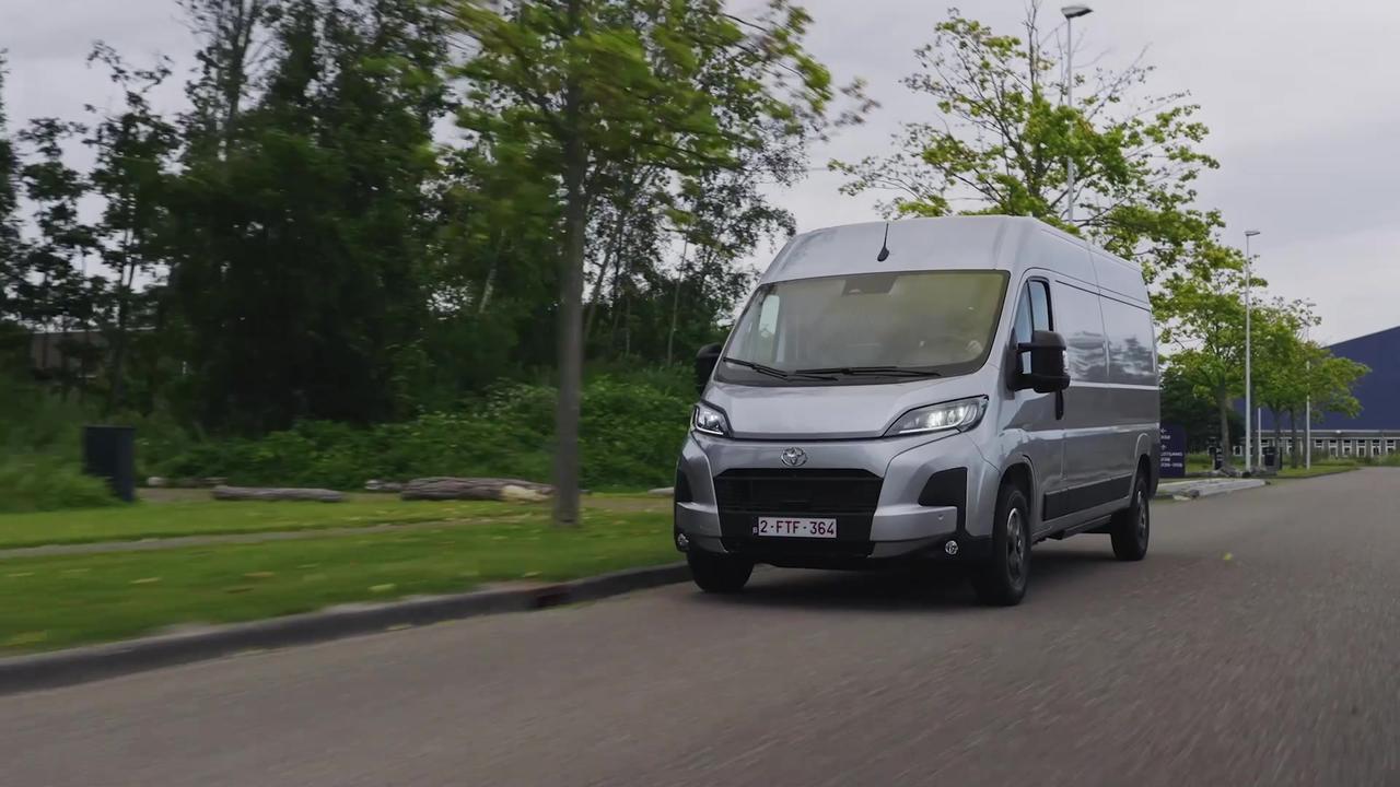 2024 Toyota PROACE MAX Comfort H2L3 BEV in Silver shadow Driving Video