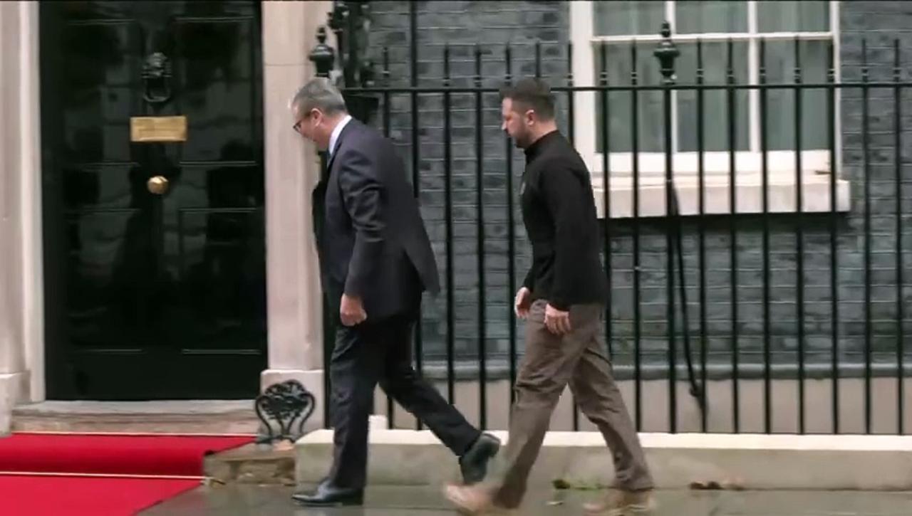 Starmer greets Zelenskyy at Number 10 ahead of meetings